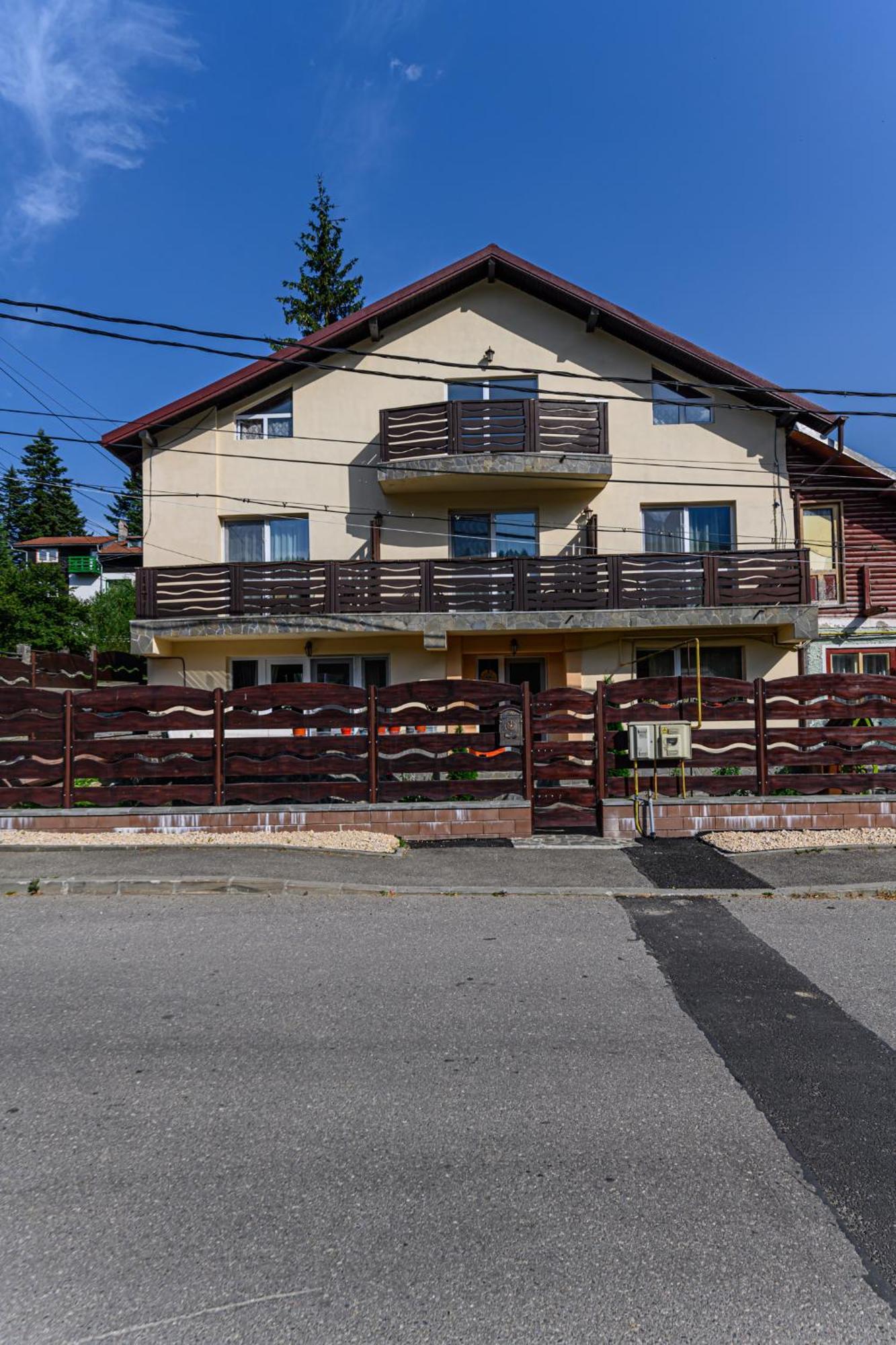 Отель Casa Ramino Буштени Экстерьер фото